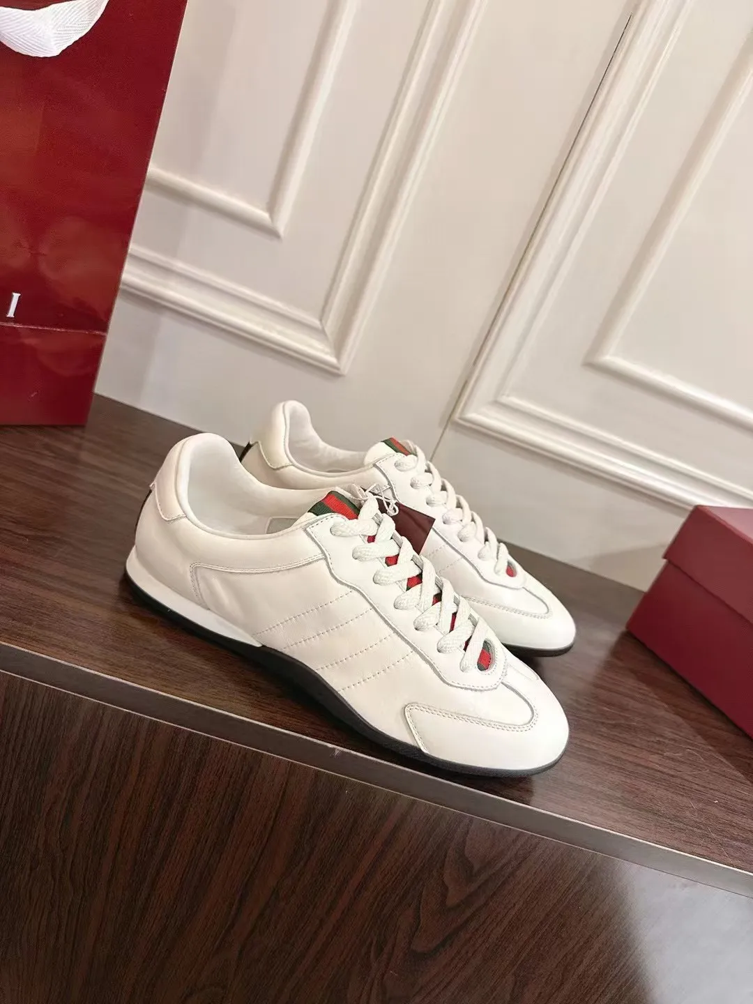 Factory price: 420💰New men's shoes GUCCI [Lightning] Gucci's latest shoes are shipped. Original quality, fashionable, special material, sheepskin lining, brand new packaging. The foot feels super comfortable and the workmanship is impeccable. Size: 38-44, customized 45